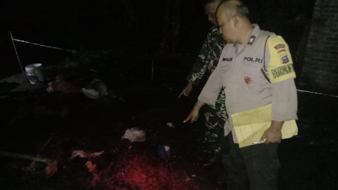 Polisi olah TKP seorang pria tewas dalam kebakaran.