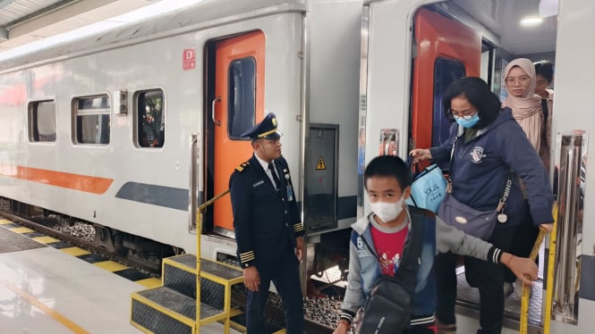 Aktivitas penumpang di Stasiun Medan.