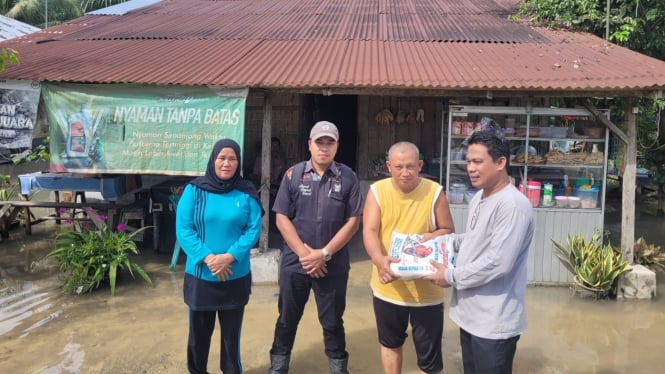 PT SMA menyerahkan bantuan sembako bagi warga terdampak banjir di Desa Sei Muka Kecamatan Datuk Tanah Datar, Kabupaten Batubara.