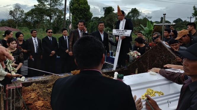 Ketum PSBI, Dr Effendi MS Simbolon menghadiri pemakaman ibunda Ephorus HKBP Ompui Pdt Dr Victor Tinambunan MST, Nursia Br Sihotang, Op. Bottor Boru.