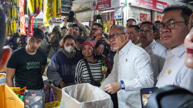 Menko Bidang Pangan, Zulkifli Hasan saat meninjau Pasar Sei Sikambing, Kota Medan.