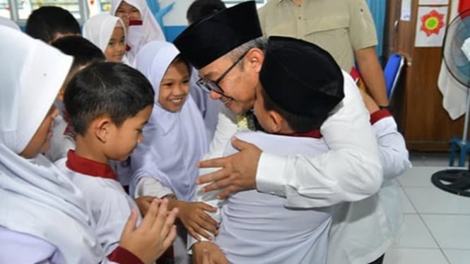 Mendikdasmen Abdul Mu'ti, bersama siswa.