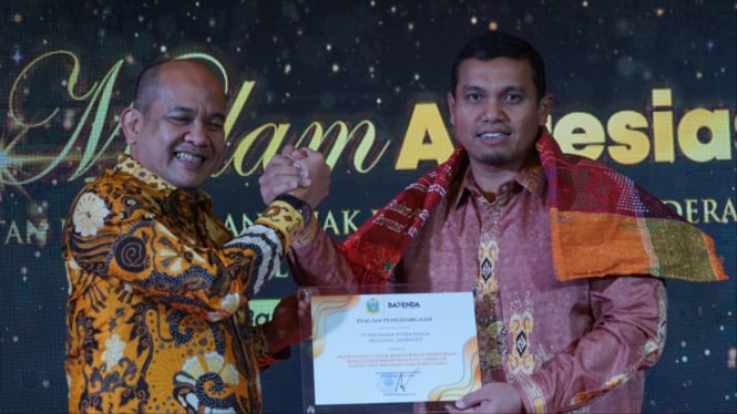 Executive GM Pertamina Sumbagut, Freddy Anwar, saat menerima penghargaan WAPU PBBKB.