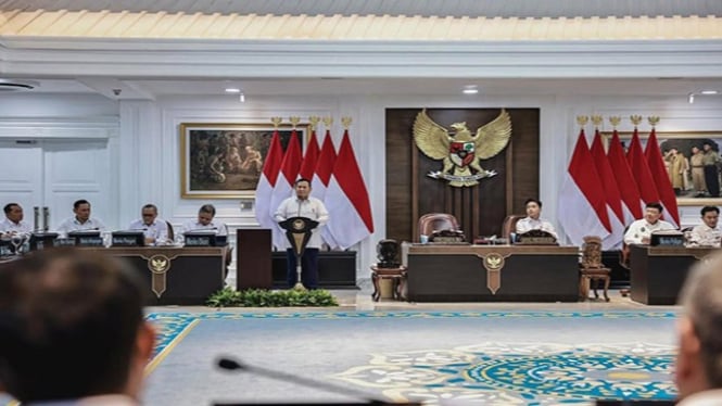 Presiden RI, Prabowo Subianto saat memimpin  sidang kabinet paripurna di Istana Negara.