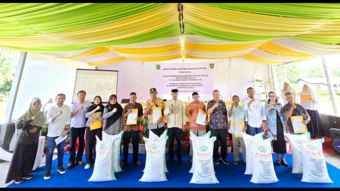 PT PP Lonsum menyerahkan 127.700 kg pupuk kepada masyarakat yang tergabung dalam 19 Kelompok Tani di Kabupaten Asahan.