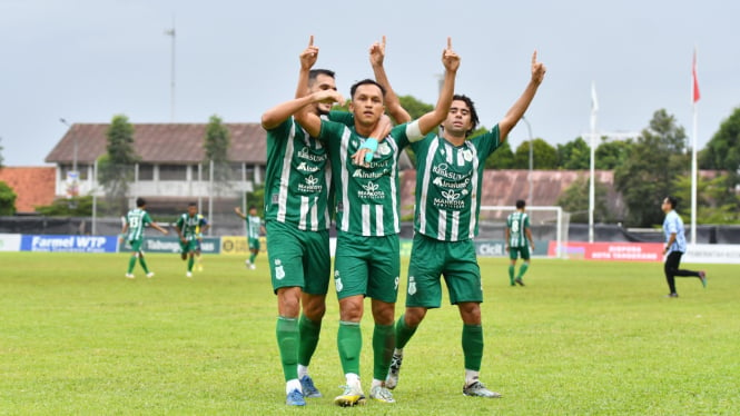 Pemain PSMS Medan merayakan gol ke gawang Persikota.