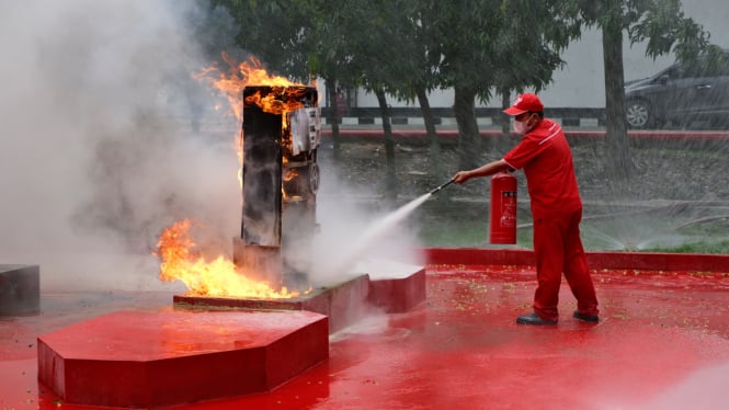 Petugas operator SPBU Pertamina padamkan api sebagai pelatihan HSSE.