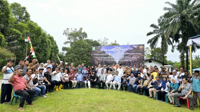 PP Lonsum serahkan 109.450 kg pupuk untuk 855 mitra petani di Langkat.