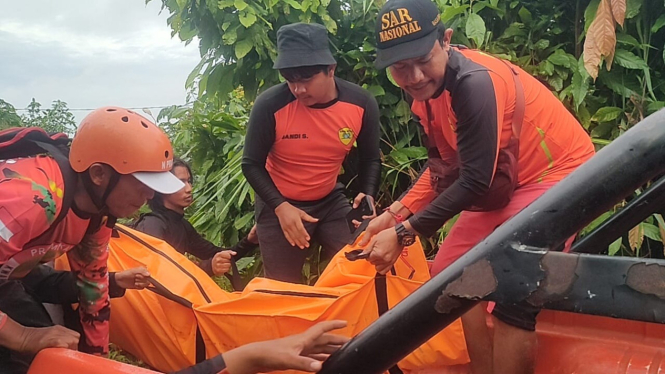 Basarnas Medan evakuasi jasad korban dari Sungai Tembung.