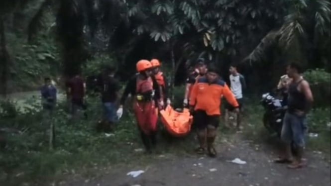 Petugas evakuasi korban hanyut di Sungai Wampu, Kabupaten Langkat.