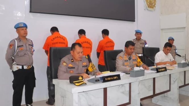 Kapolres Madina AKBP Arie Sofandi Paloh, SH SIK press release kasus penganiayaan yang dilakukan oknum polisi bersama dua putranya.