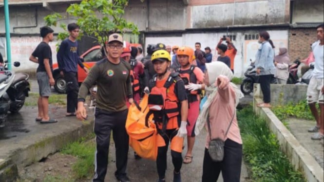 Petugas evakuasi jasad bocah tenggelam di Sungai Deli.