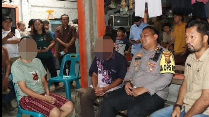 Kapolres Nias Selatan AKBP. Ferry Mulyana Sunarya menemui kerabat NN, bocah yang mengalami patah kaki diduga akibat dianiaya keluarganya.