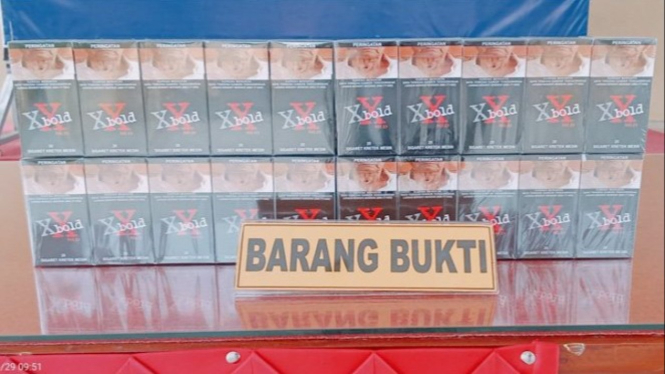 Barang bukti pemalsu pita cukai rokok.