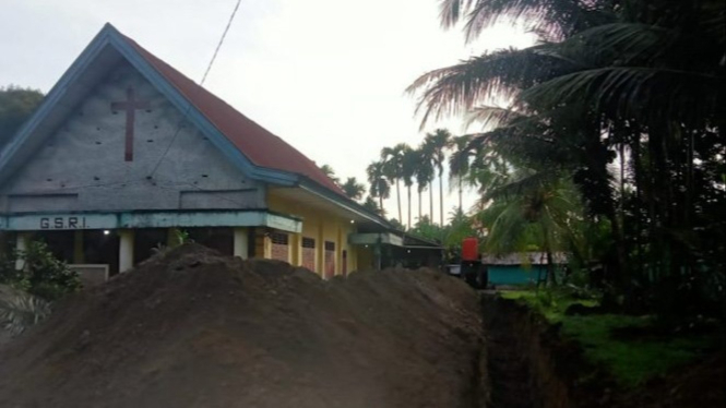 Lubang dan tanah galian di depan Gereja Sidang Rohul Kudus Indonesia di Desa Lau Bakeri Kecamatan Kutalimbaru, Deliserdang.