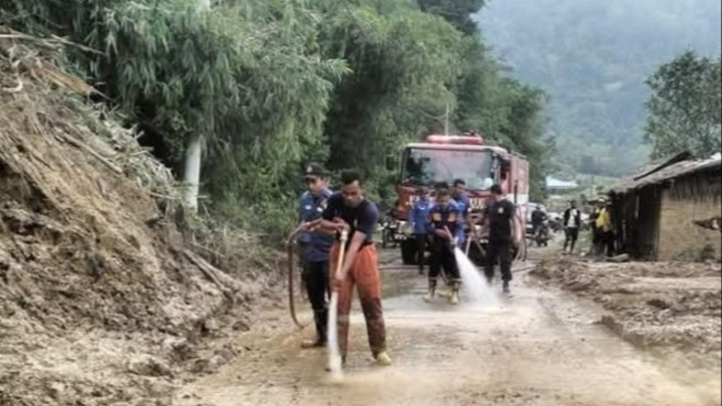 Pembersihan longsor di Dusun Pamah Semelir, Kecamatan Sei Bingai