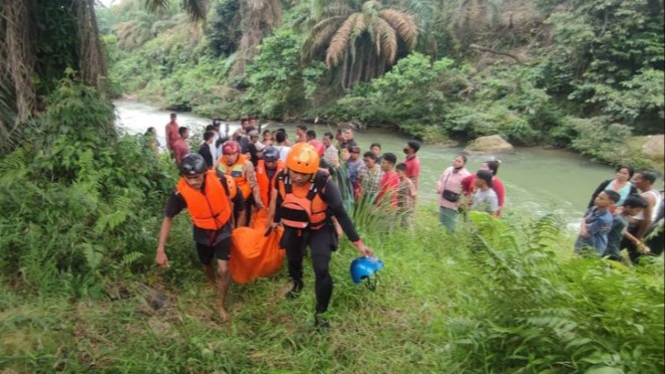 Petugas SAR Tanjung Balai mengevakuasi korban hanyut di Sungai Katia Lakkut, Labuhanbatu.