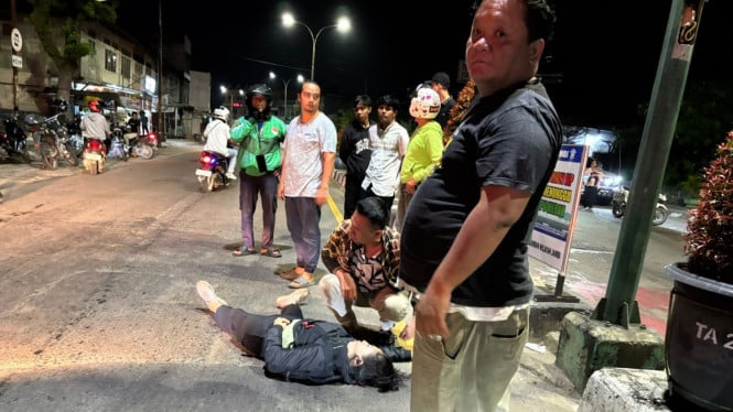 Kapolresta Jambi, Kombes Pol Boy Sutan Binanga Siregar saat menolong emak-emak korban tabrakan di Jalan Gatot Subroto, Kota Jambi.