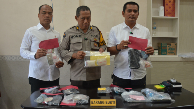 Kasi Humas Polres Labusel, AKP Sujono dan Kasat Reserse Narkoba AKP Iwan Mashuri menunjukkan barang bukti.