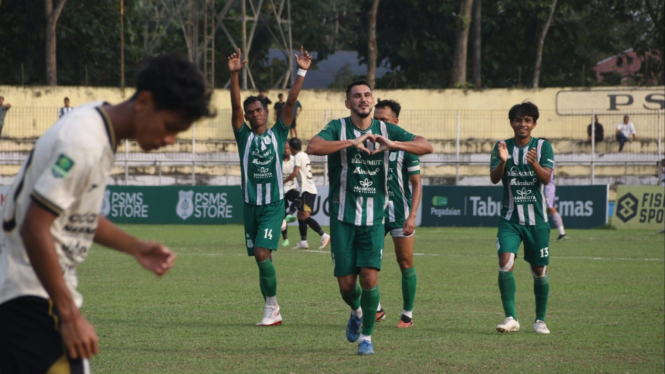 Pemain asing PSMS, Juninho Cabral selebrasi nusai mencetak gol ke gawang Nusantara United.