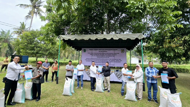 Lonsum serahkan 164.650 kg pupuk untuk 939 petani di Sergai