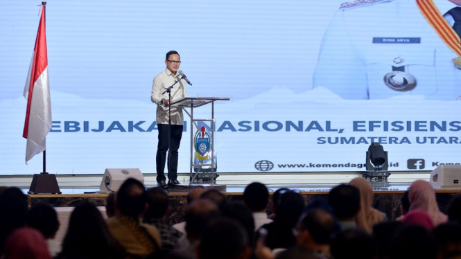 Wamendagri RI, Bima Arya saat memberikan pengarahan efisiensi anggaran di Kantor Gubernur Sumut.