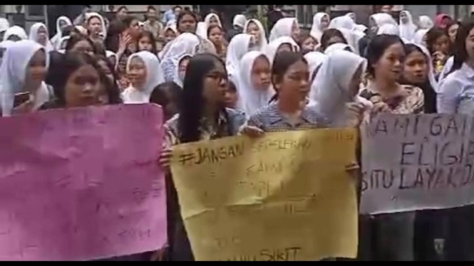 Pelajar SMK Negeri 10 Medan unjuk rasa