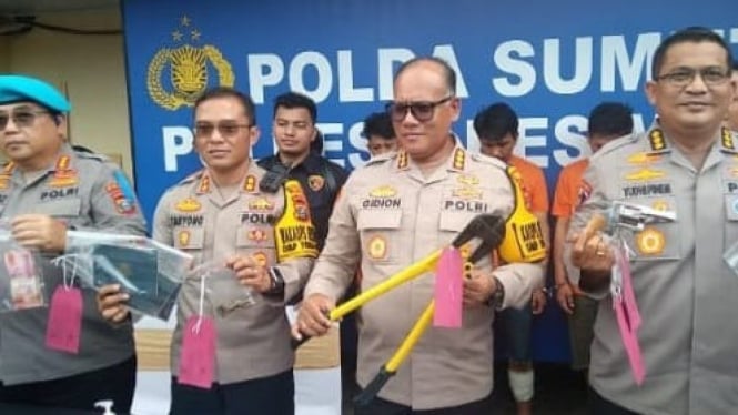 Plh Kabid Humas Polda Sumut, Kombes Pol. Yudhi Surya Pinem bersama Kapolrestabes Medan, Kombes Pol Gidion Arif Setyawan saat konferensi pers pembobolan rumah mewah di Deliserdang.