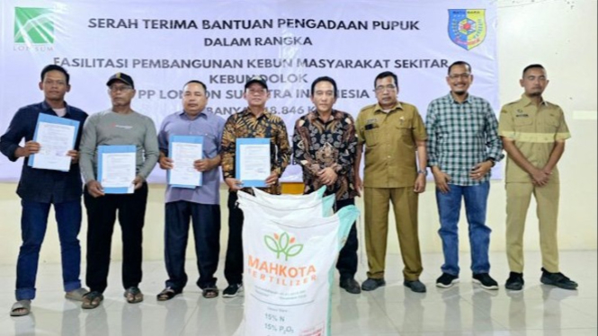 Lonsum serahkan 48.846 kg pupuk ke 455 petani di Kabupaten Batubara.