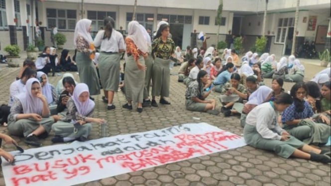 Aksi demo para siswa-siswi SMKN 10 Medan terkait kelalaian sekolah menginput data PPDS.