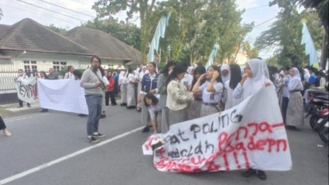 Para siswa-siswi SMKN 10 Medan, saat menggelar unjuk rasa.