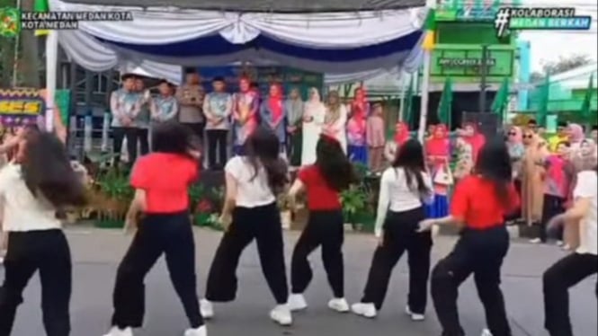 Aksi sejumlah wanita joget 'K-pop' saat pembukaan MTQ Kecamatan Medan Kota.