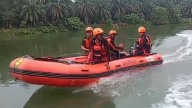 Proses pencarian dan evakuasi korban tewas tenggelam di Sungai Asahan.