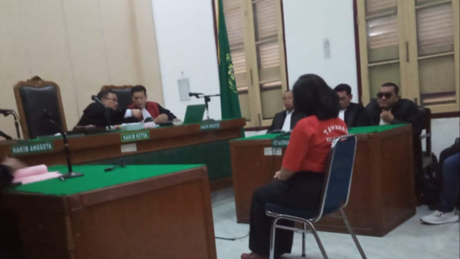 Terdakwa Ratu Entok saat menjalani sidang di PN Medan.