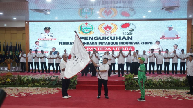 Ketua Umum FOPI Sumut, Hatunggal Siregar kibarkan bendera pataka FOPI Sumut.