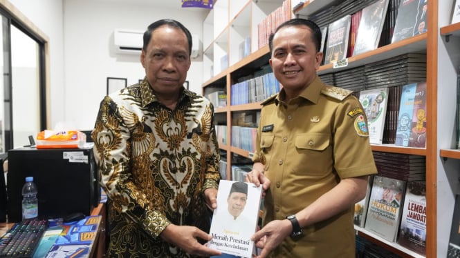 Pj Gubernur Sumut, Agus Fatoni bersama Rektor UMSU, Prof Dr Agussani.