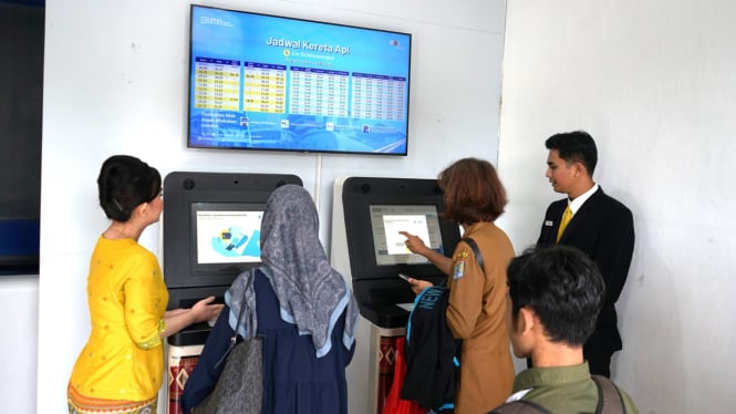 Aktivitas penumpang KAI Bandara di Stasiun Medan.