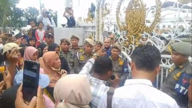 Aksi ratusan massa unjuk rasa di Kantor Gubernur Sumut.