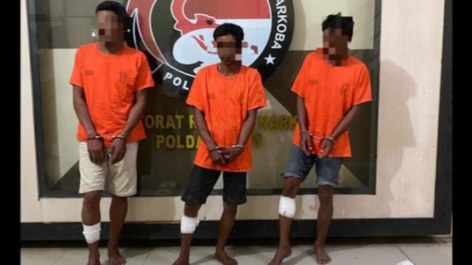 Tiga pelaku penyelundupan sabu 25 kg dari Malaysia.