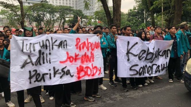 Ratusan mahasiswa unjuk rasa 'Indonesia Gelap' di DPRD Sumut,