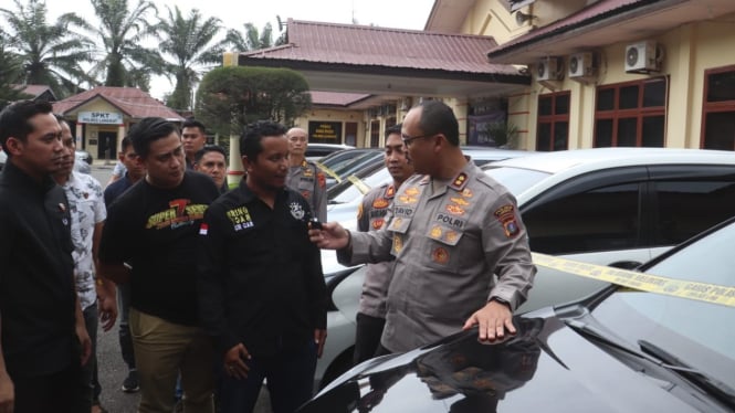 Kapolres Langkat, AKBP David Triyo Prasojo tunjukan barang bukti mobil rental yang digelapkan.