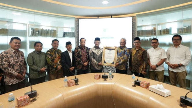 Ketum PP Muhammadiyah, Prof. Haedar Nashir berikan penghargaan kepada Dirut Holding Perkebunan Nusantara.