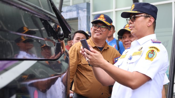 Kepala Dishub Sumut, Agustinus Panjaitan, saat pemeriksaan angkutan umum di Terminal Terpadu Amplas.