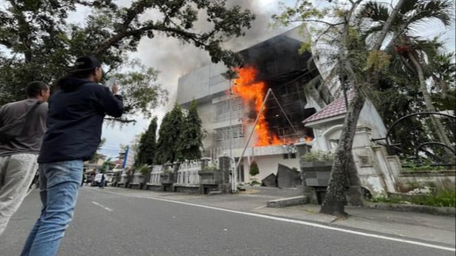 Kantor Dinas Pendidikan Sumut terbakar.