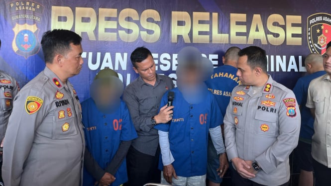 Kapolres Asahan AKBP Afdhal Junaidi, saat menginterogasi tersangka S dan W.