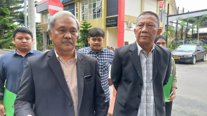 Kuasa Hukum PT Tun Sewindu, Junirwan Kurnia dan Amwizar berikan keterangan usai melaporkan ke Polda Sumut.