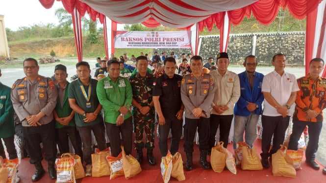 Polres Labusel saat menyalurkan paket sembako.