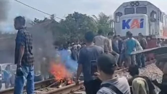 warga saat adang laju kereta dengan bakar ban di Kabupaten Batubara.