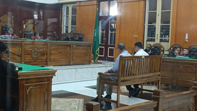 dr Aris Yudhariansyah membacakan pledoi dalam sidang  kasus dugaan korupsi pengadaan APD Covid di Dinkes Sumut di PN Medan.