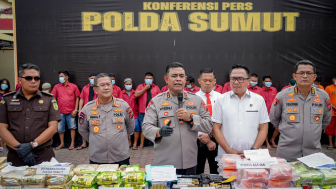 Kapolda Sumut, Irjen Pol. Whisnu Hermawan Februanto saat memberikan keterangan pengungkapan narkoba.